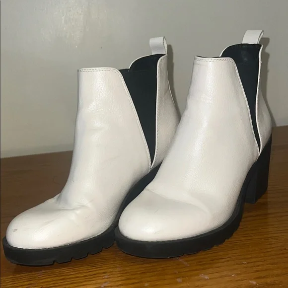 Women's White Ankle Boots size 6.5 - Picture 2 of 7